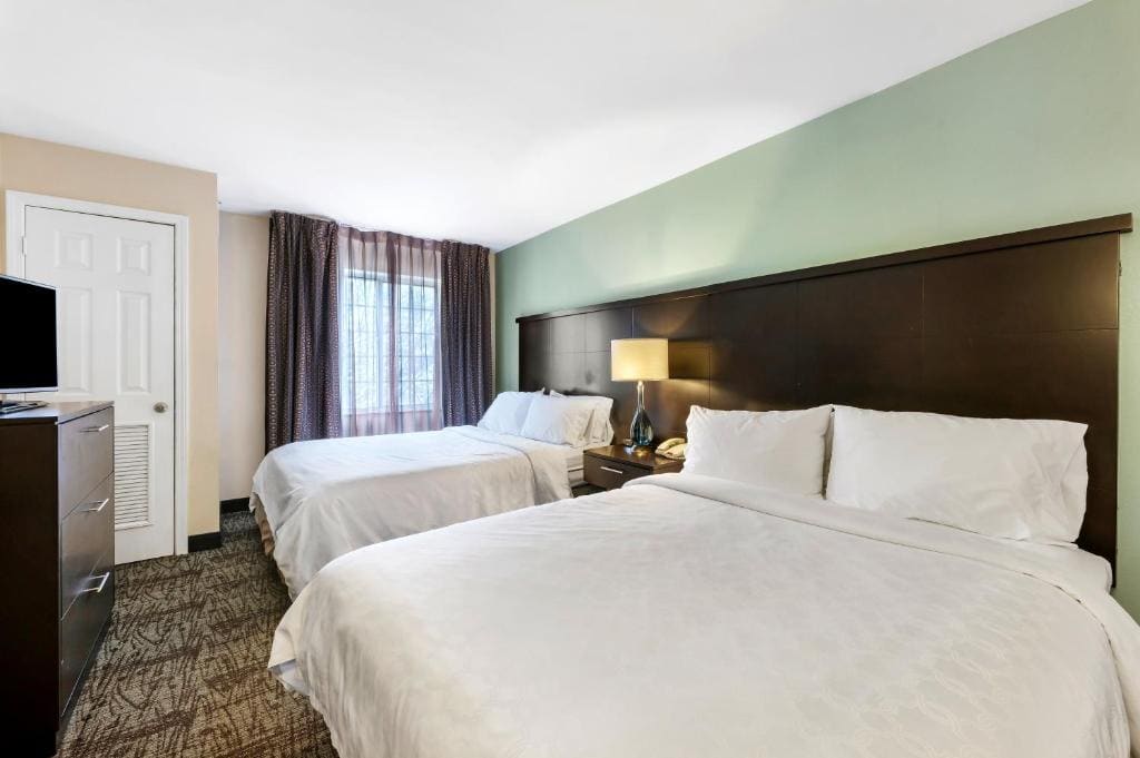 Two-Bedroom Suite with Three Queen Beds room - Image 1