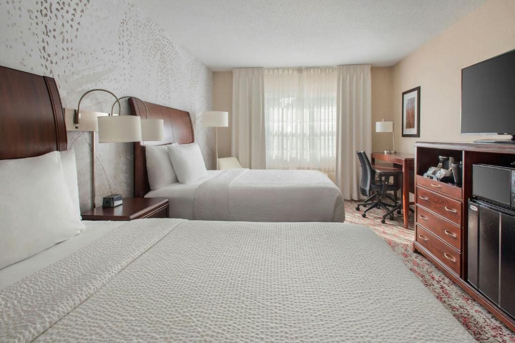 Queen Room with Two Queen Beds - Hearing Accessible room - Image 2