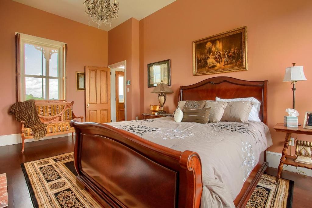 Queen Room with Balcony room - Image 3