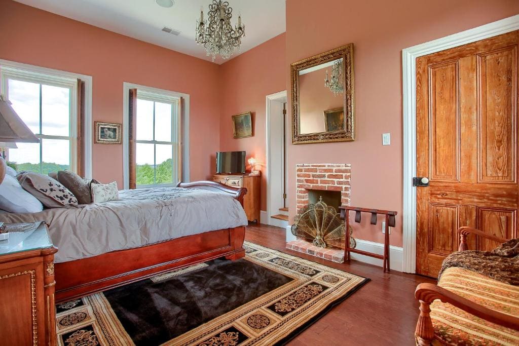 Queen Room with Balcony room - Image 2