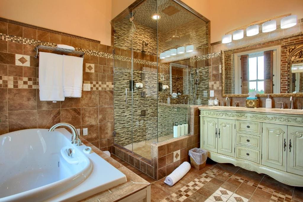 Queen Room with Spa Bath room - Image 1