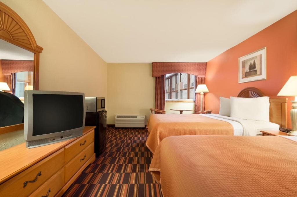 Queen Room with Two Queen Beds - Non-Smoking room - Image 1