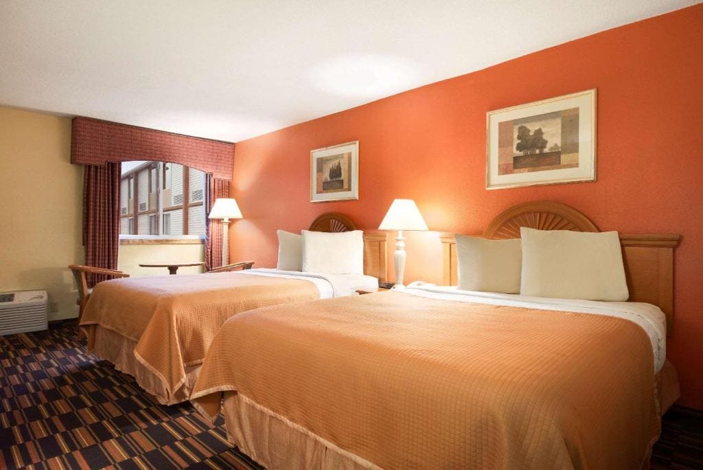Queen Room with Two Queen Beds - Non-Smoking room - Image 2