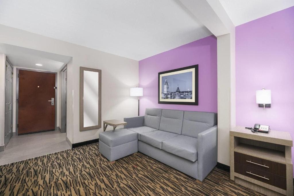 Deluxe King Room - Non-Smoking room - Image 3