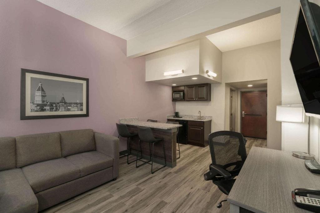 One-Bedroom Executive King Suite - Non-Smoking room - Image 2