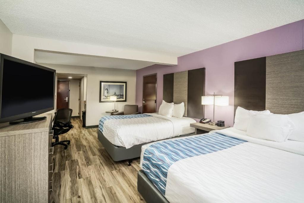 Queen Room with Two Queen Beds - Mobility Access room - Image 2