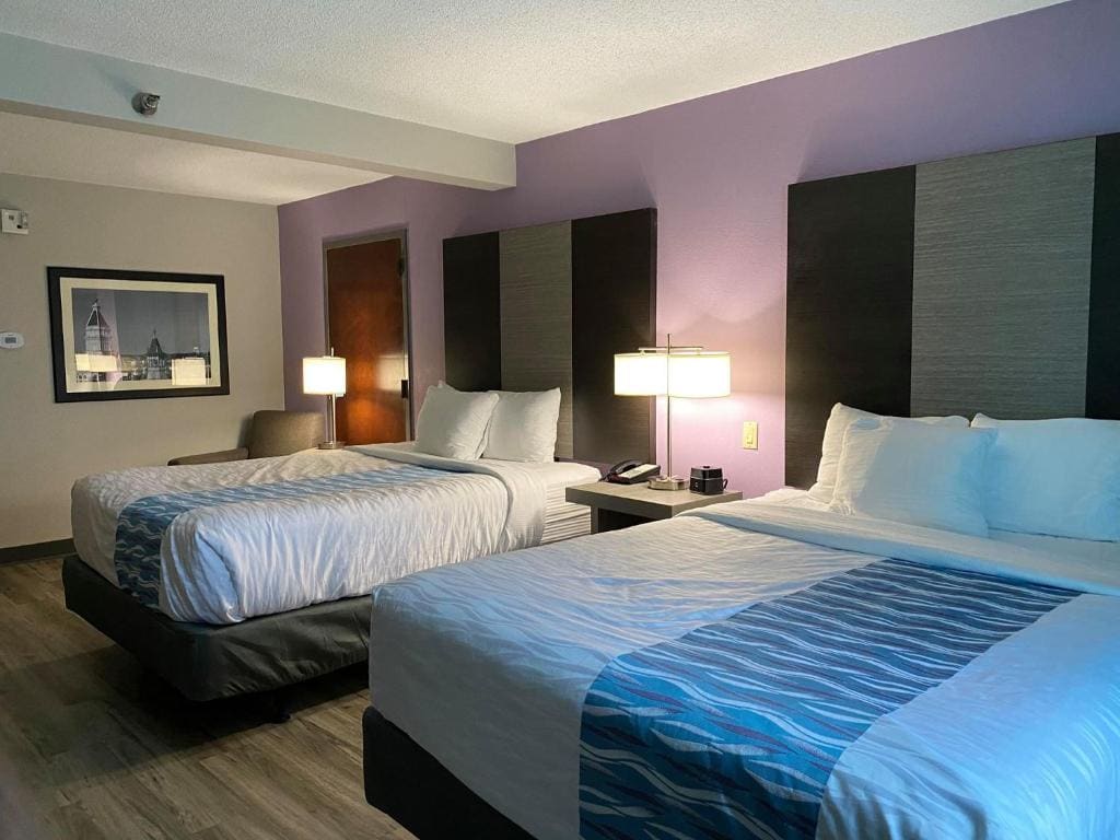 Queen Room with Two Queen Beds - Mobility Access room - Image 3