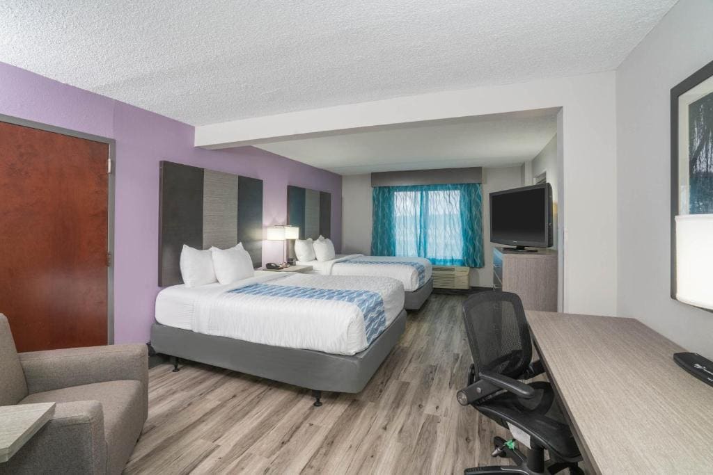 Queen Room with Two Queen Beds - Mobility Access room - Image 1