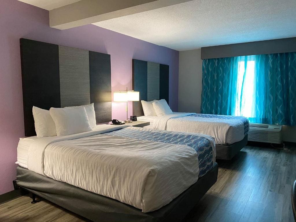 Queen Room with Two Queen Beds - Non-Smoking room - Image 3