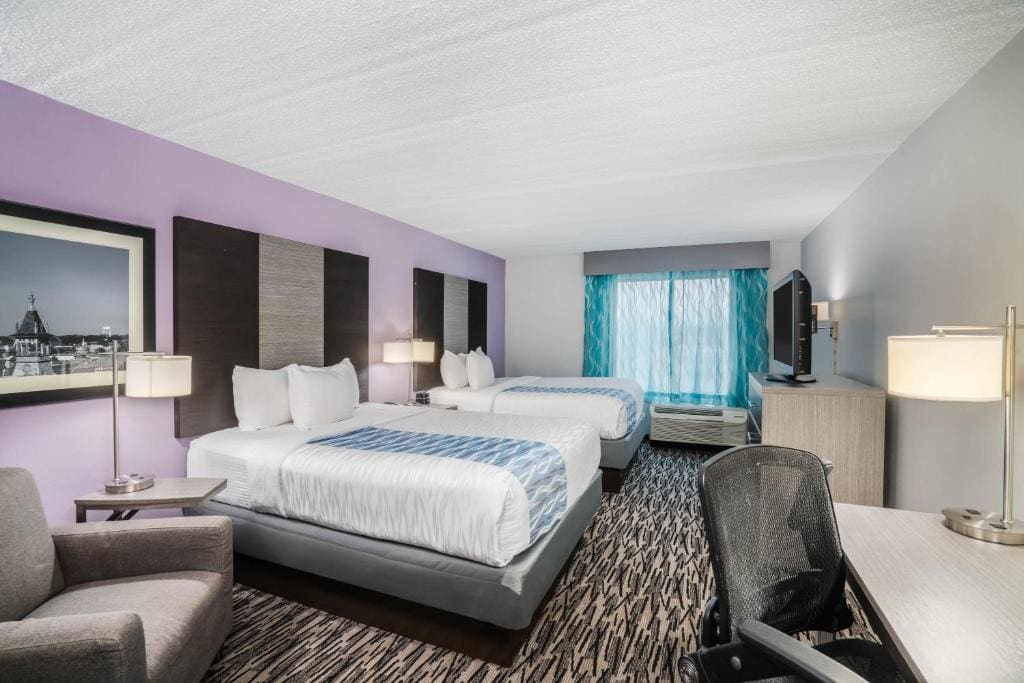 Queen Room with Two Queen Beds - Non-Smoking room - Image 1