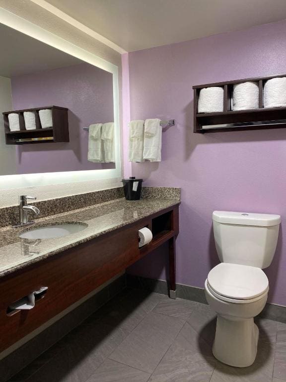 Queen Room with Two Queen Beds - Non-Smoking room - Image 2