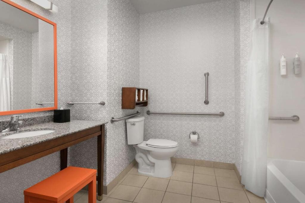 King Room with Bath Tub - Disability/Hearing Access room - Image 1