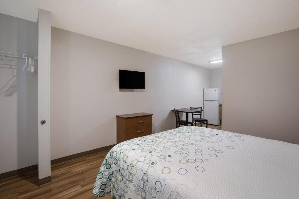 Studio Queen Room Disability Access Non-Smoking room - Image 3