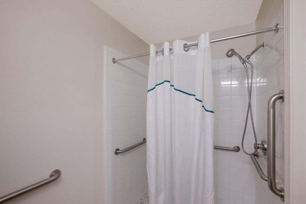 Studio Queen Room Disability Access Non-Smoking room - Image 2