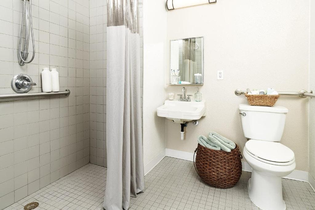 Premium - 1 Queen Bed Accessible w/ Kitchen room - Image 2