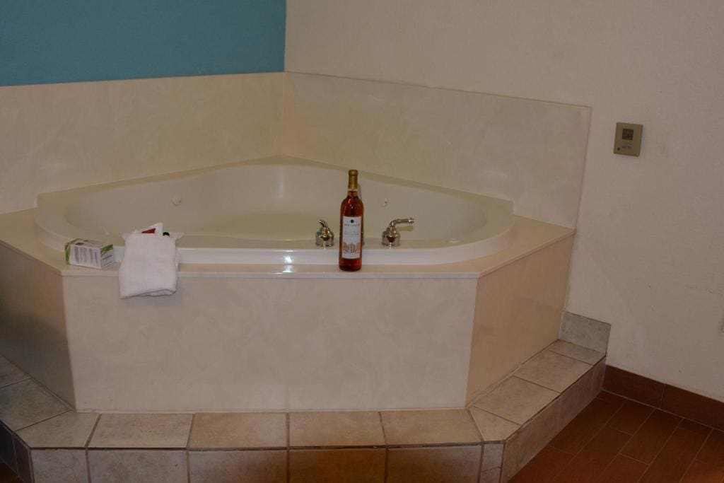 Deluxe King Suite with Spa Bath - Non-Smoking room - Image 2