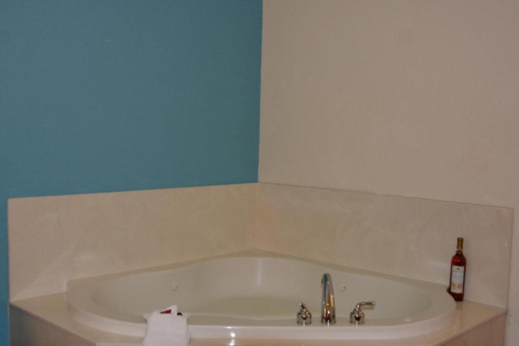 Deluxe King Suite with Spa Bath - Non-Smoking room - Image 1