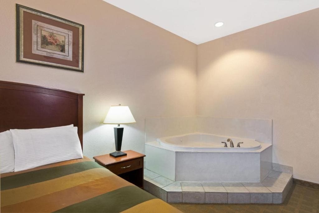 Deluxe King Suite with Spa Bath - Non-Smoking room - Image 3