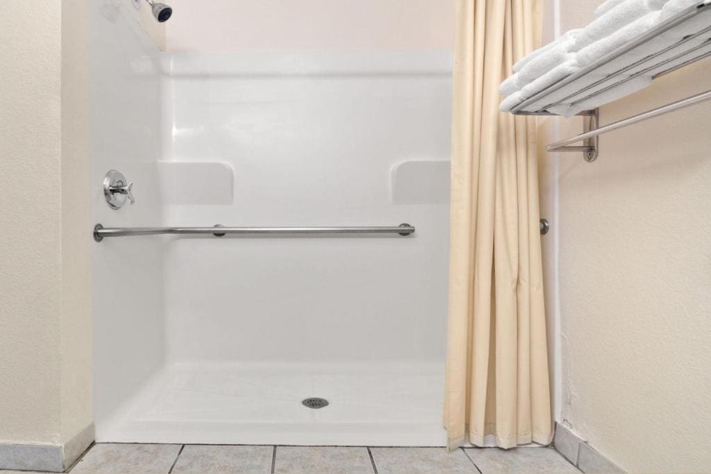 King Room - Disability Access - Non-Smoking room - Image 3