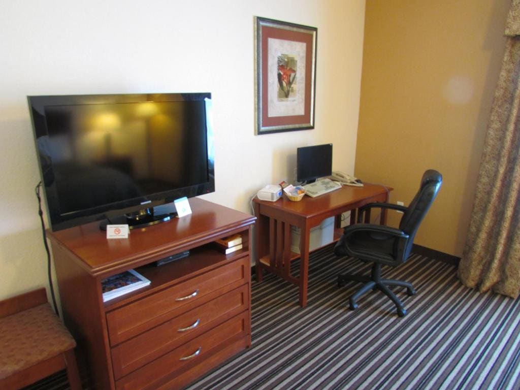 Queen Room with Two Queen Beds - Non-Smoking room - Image 3