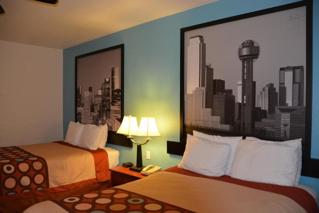 Queen Room with Two Queen Beds - Non-Smoking room - Image 2