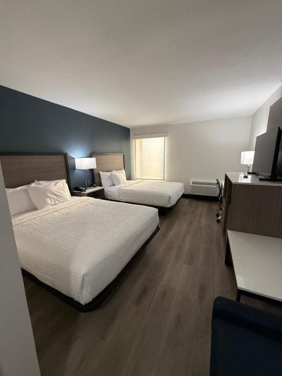 Queen Room with Two Queen Beds - Non-Smoking room - Image 2