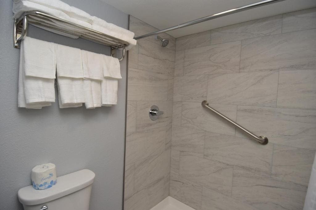 Queen Room with Two Queen Beds - Non-Smoking room - Image 3