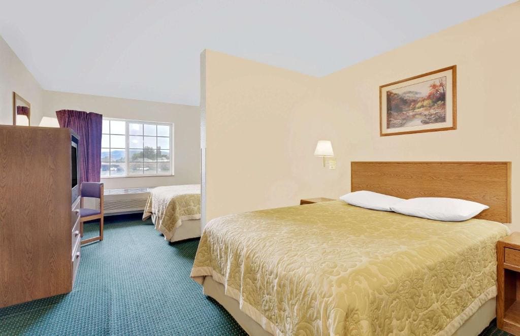 Deluxe Queen Studio with Two Queen Beds - Non-Smoking room - Image 3