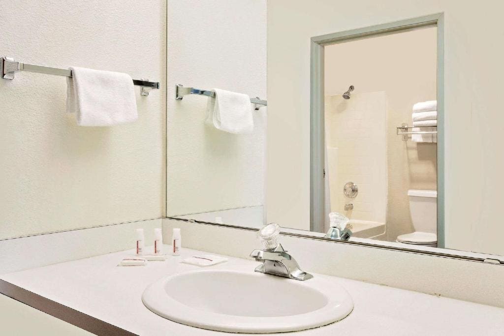 King Room - Mobility Access/Non-Smoking room - Image 1