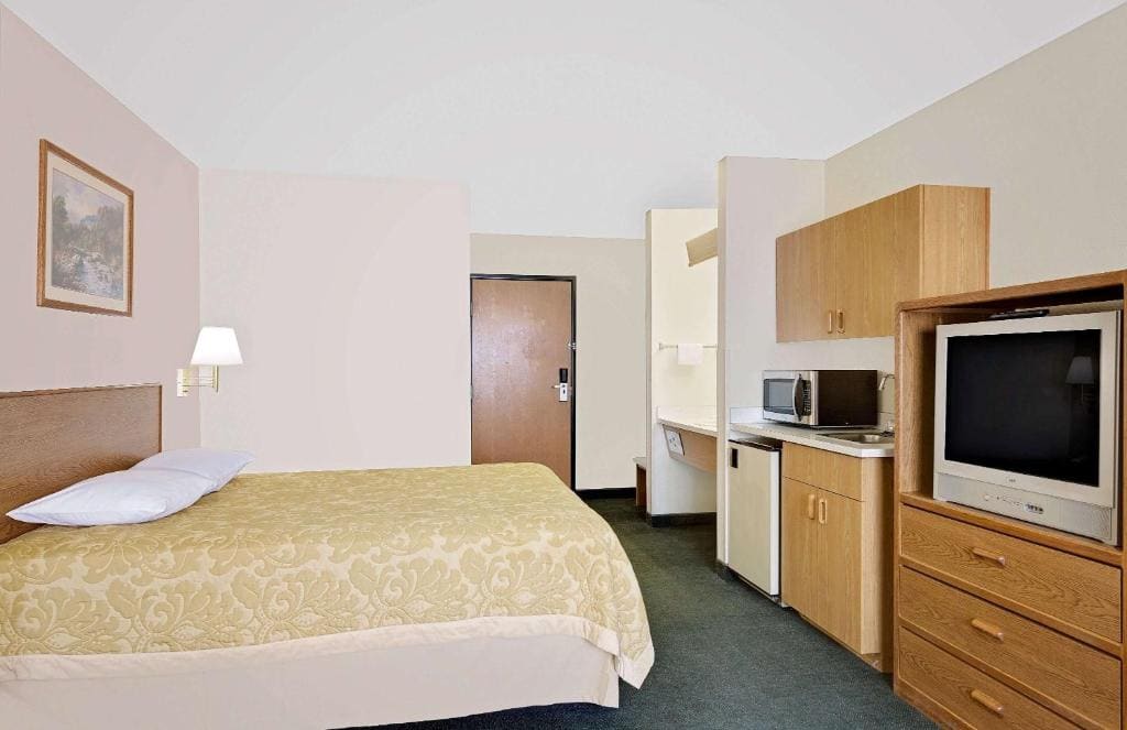 King Room - Pet Friendly/Non-Smoking room - Image 2