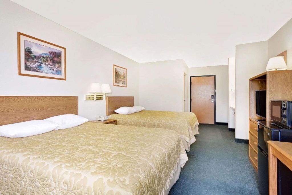 Queen Room with Two Queen Beds - Non-Smoking room - Image 2