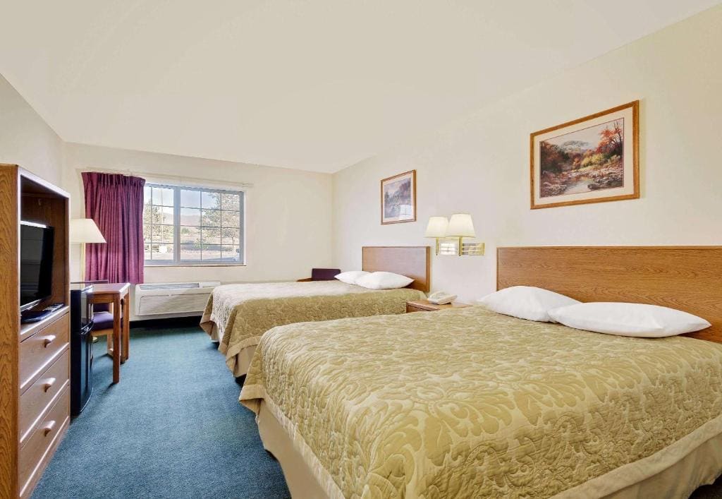 Queen Room with Two Queen Beds - Non-Smoking room - Image 3