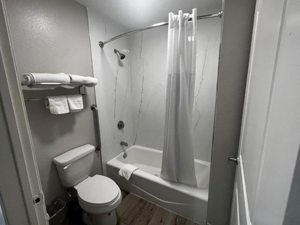King Room - Non-Smoking room - Image 2