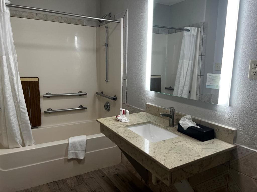King Room with Bath Tub - Mobility Accessible/Non-Smoking room - Image 2
