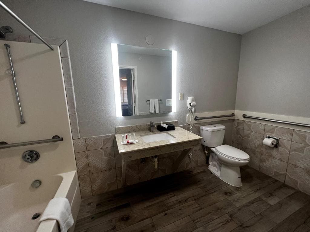 King Room with Bath Tub - Mobility Accessible/Non-Smoking room - Image 1