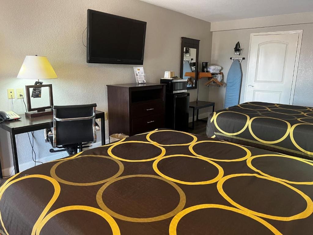 Queen Room with Two Queen Beds - Non-Smoking room - Image 3