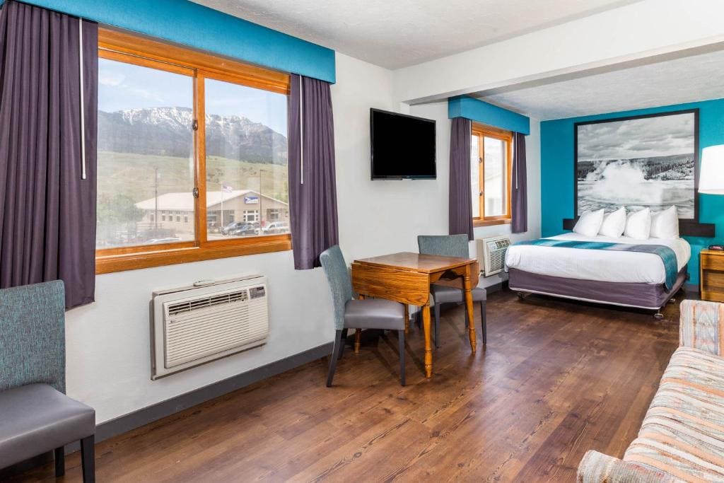 1 Queen Bed and 1 Bunk Bed Two Bedroom Deluxe Suite Non Smoking room - Image 2