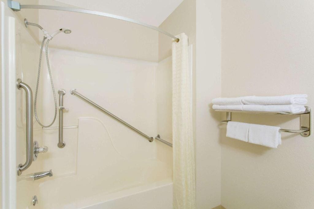 1 Queen Bed, Mobility Accessible Room, Non-Smoking room - Image 1