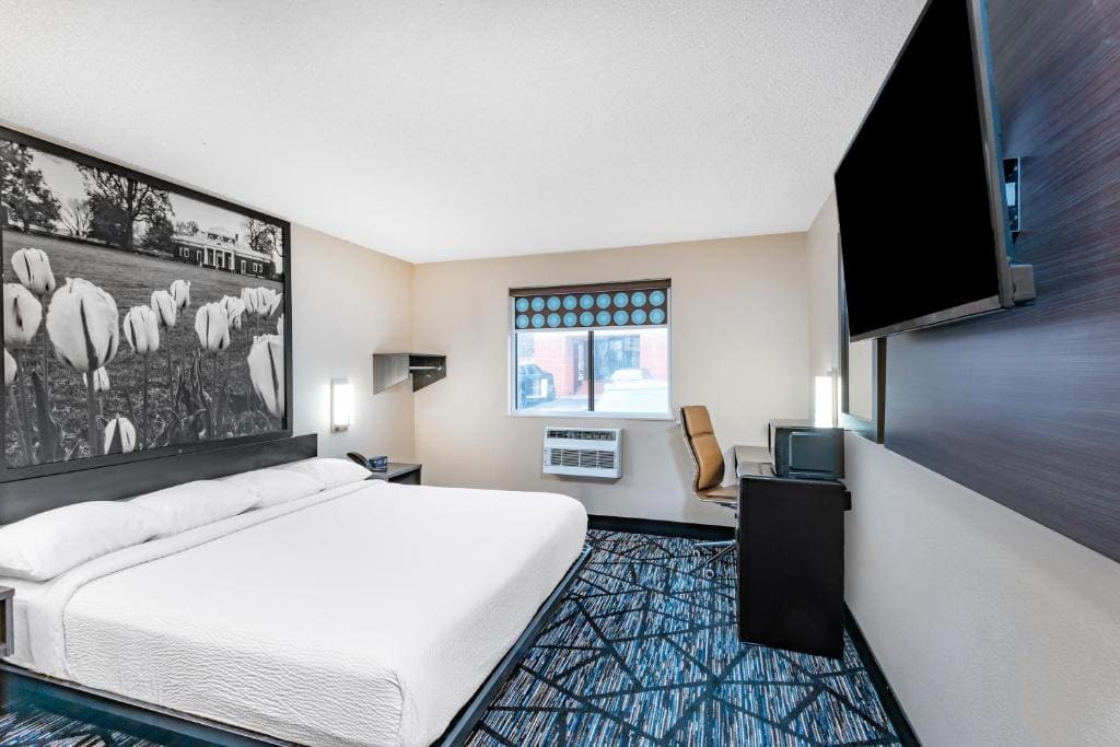 King Room with Bath Tub - Mobility Accessible/Non-Smoking room - Image 1