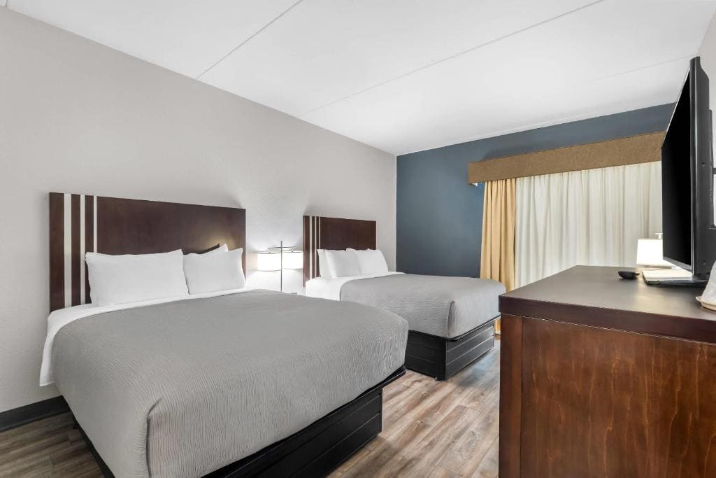 Quadruple Room with Two Queen Beds - Non Smoking/Interior Corridor room - Image 2
