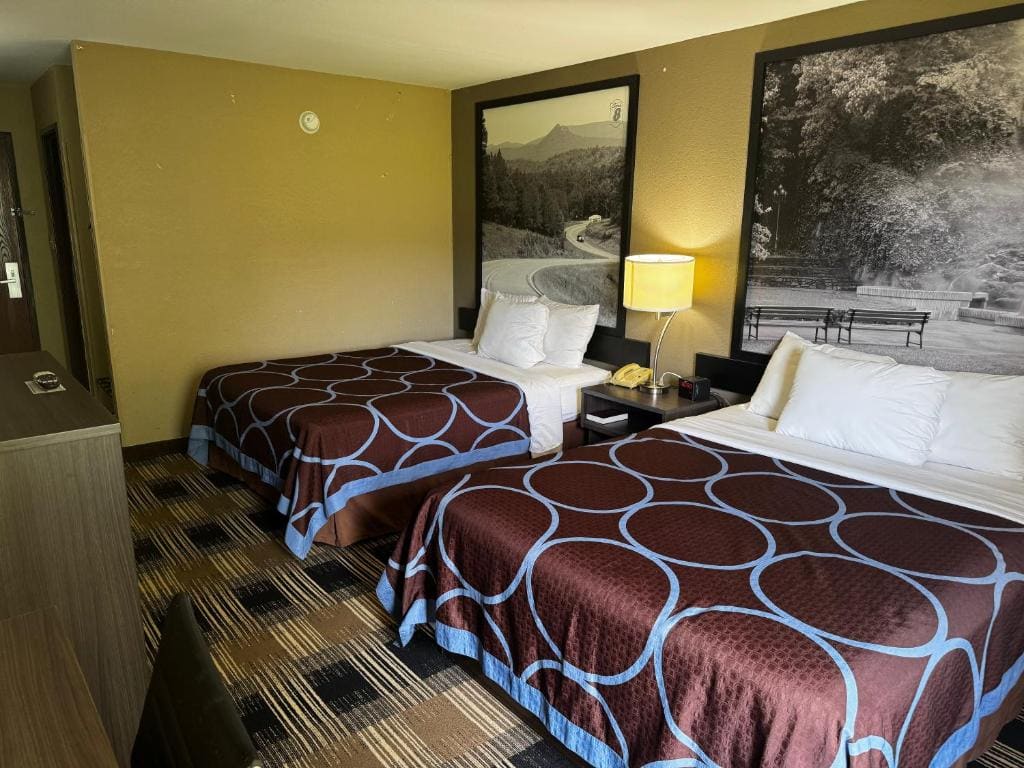 Queen Room with Two Queen Beds - Non-Smoking room - Image 1