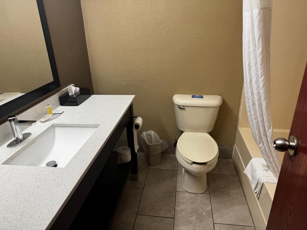 Queen Room with Two Queen Beds - Non-Smoking room - Image 2