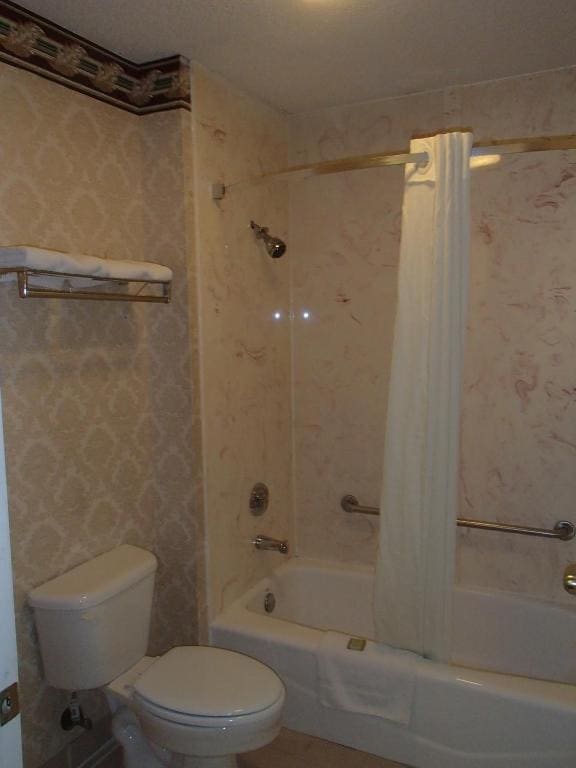 Queen Room with Two Queen Beds - Non-Smoking room - Image 3