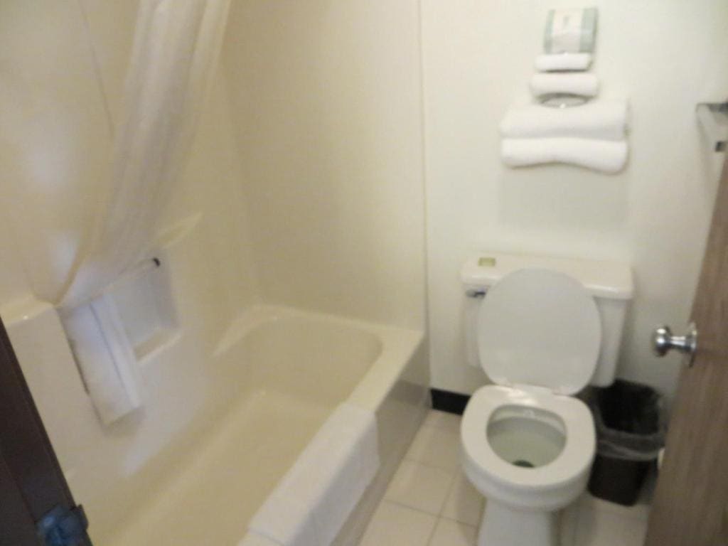 Queen Room with Two Queen Beds - Non-Smoking room - Image 3