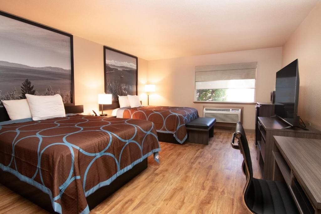 Queen Room with Two Queen Beds - Non-Smoking room - Image 3