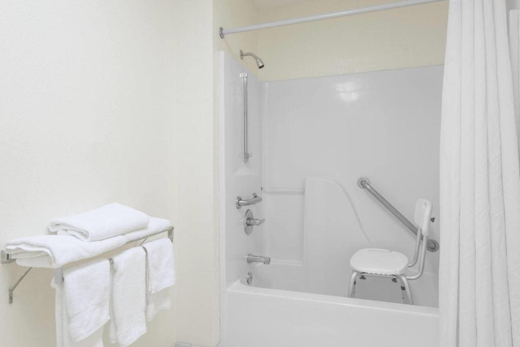King Room - Mobility Access/Non-Smoking room - Image 2