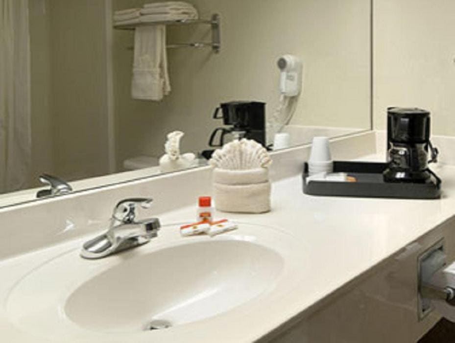 King Room with Roll-In Shower - Mobility/Hearing Accessible - Non-Smoking room - Image 2