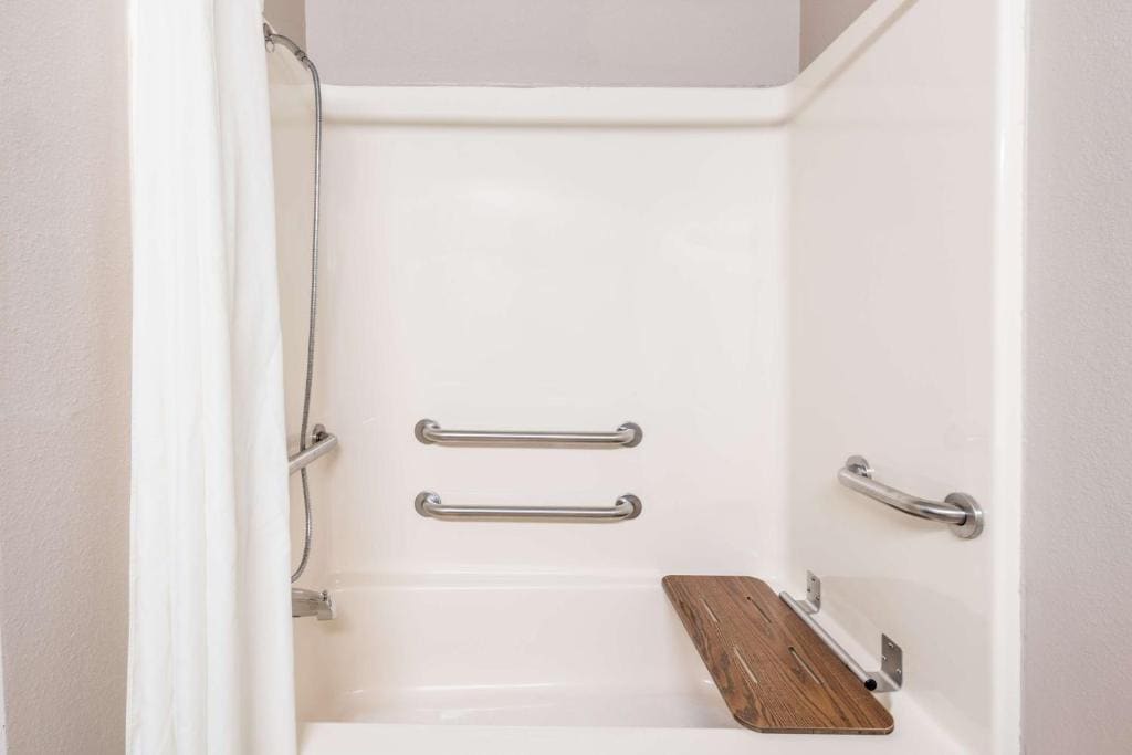King Room with Roll-In Shower - Mobility/Hearing Accessible - Non-Smoking room - Image 1