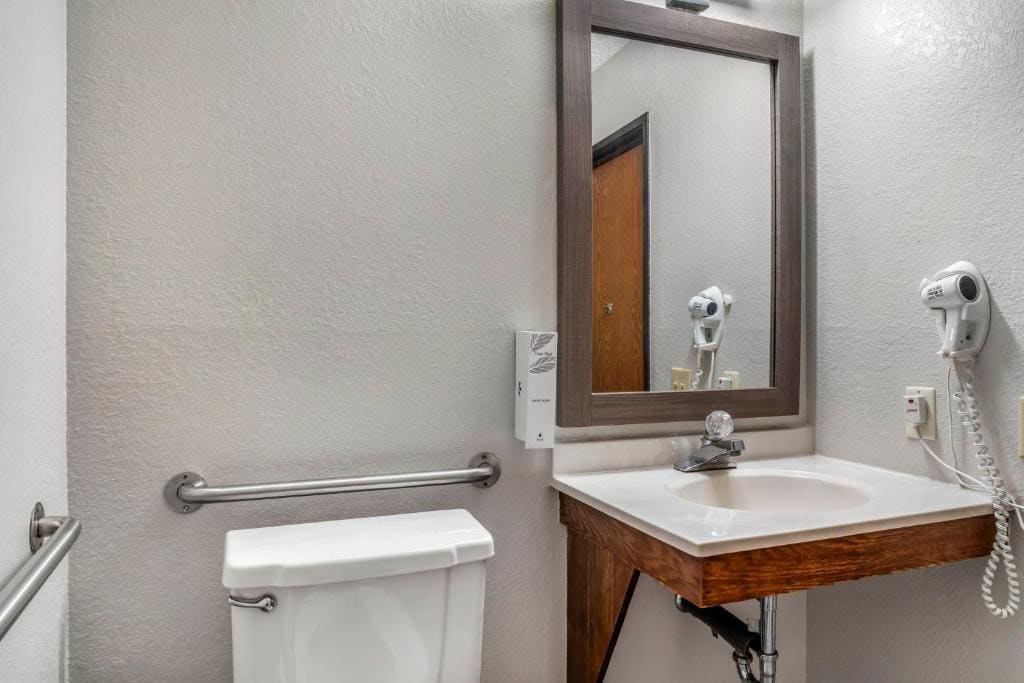 Deluxe King Room - Disability Access/Non-Smoking room - Image 1
