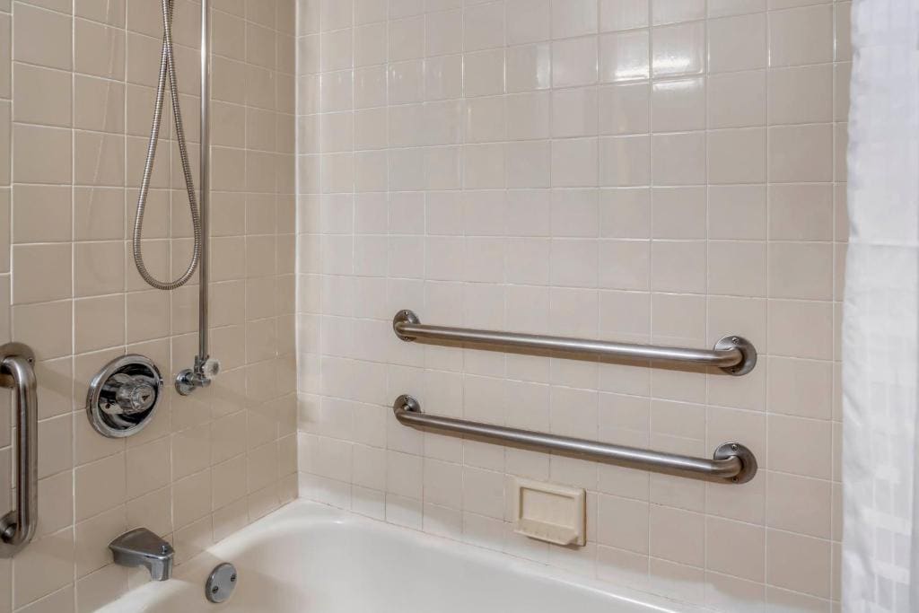 Deluxe King Room - Disability Access/Non-Smoking room - Image 3